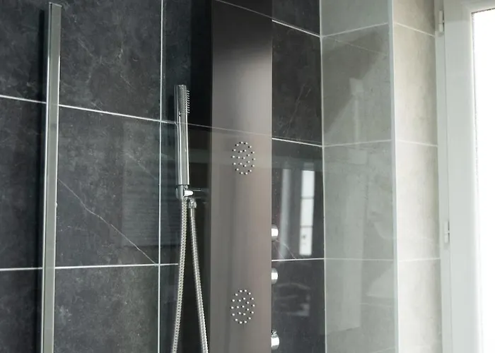 Qualys Cinema-parking & View Square